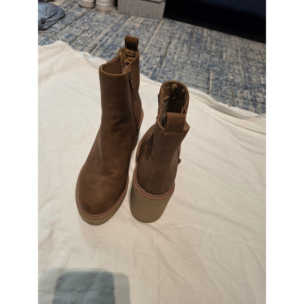 DV Dolce Vita Jetta Brown Lug Sole Chunky Block Heel Ankle Boots Womens 6.5